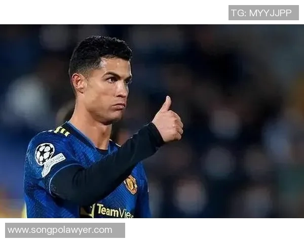 足球球星进球后双手遮脸展现独特庆祝方式引发球迷热议